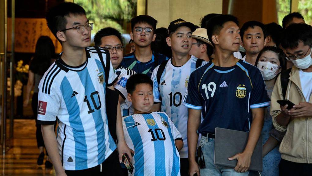 Fervor y alegría: chinos enloquecen por la llegada de Messi para un amistoso