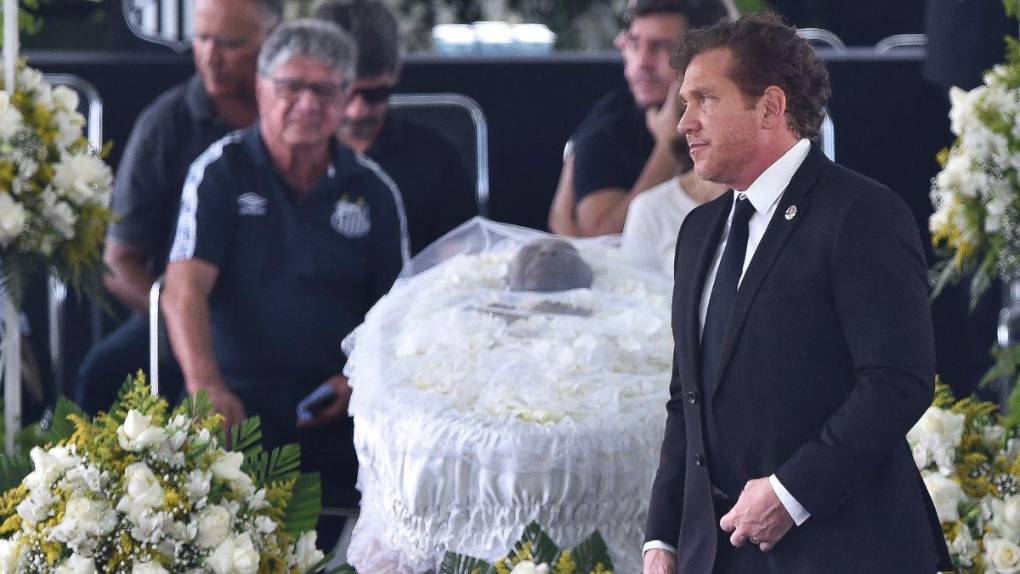 Llanto, conmoción y personalidades: las imágenes del funeral de Pelé en Brasil