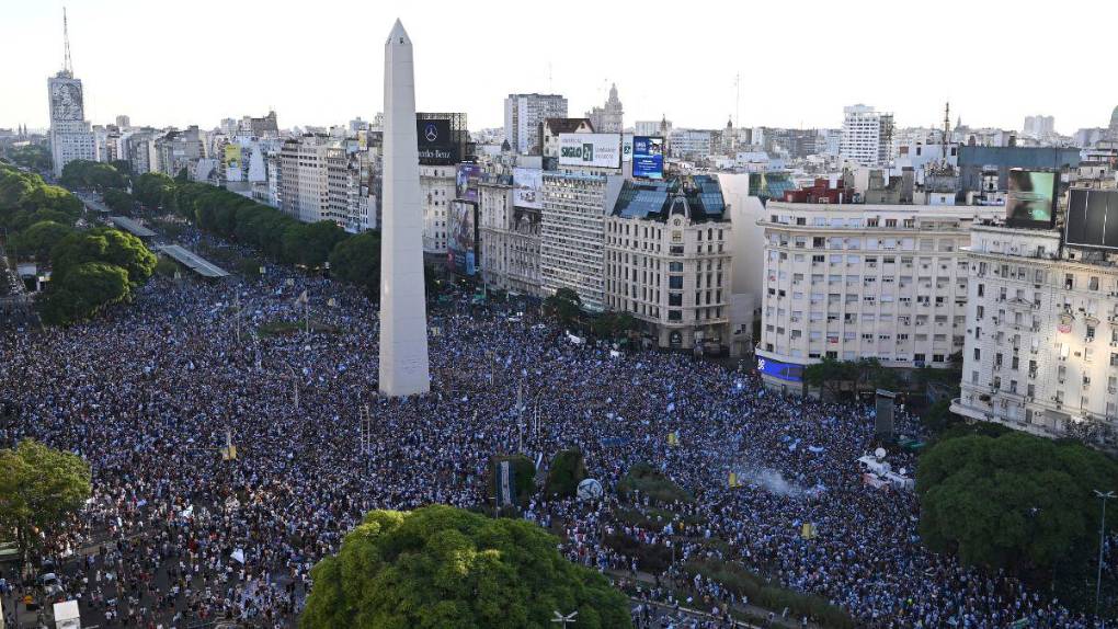 Impactantes imágenes de la celebración de los argentinos en Buenos Aires tras pase a la final del Mundial