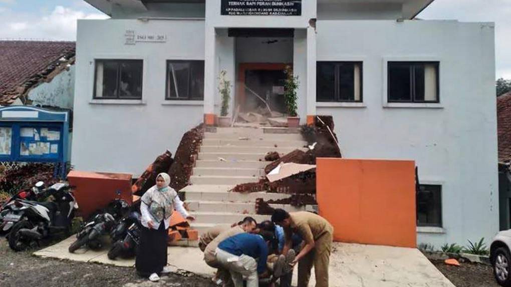 Pacientes en la calle y casas en el suelo: Destrozos del terremoto en Indonesia
