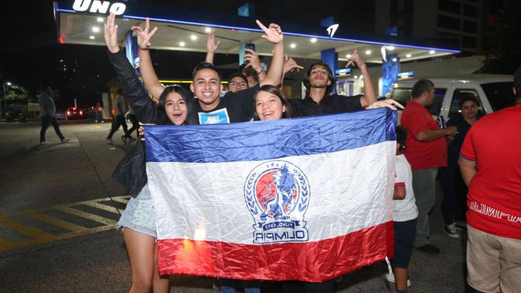 ¡Fiesta tricolor! Así celebró la afición del Olimpia la conquista de la copa 35