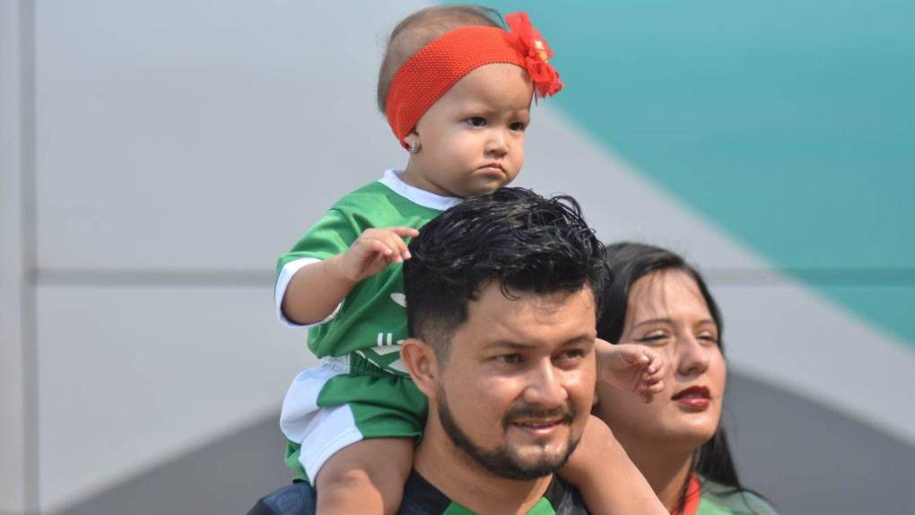 Bellezas y familias presentes: el ambiente que se vive en el Motagua vs Marathón en Comayagua