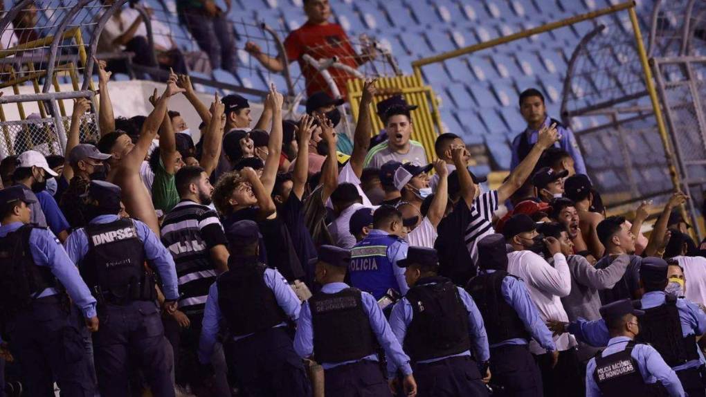 Lamentables imágenes: El enfrentamiento entre barras en el clásico sampedrano