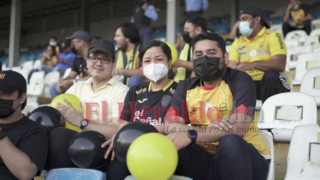 Incondicional apoyo de la barra aurinegra llena de euforia el Estadio Morazán