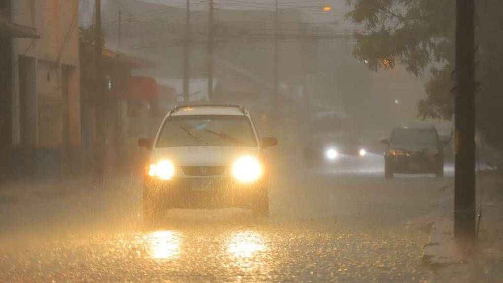 Torrenciales aguaceros y calles inundadas: las imágenes de las lluvias en San Pedro Sula