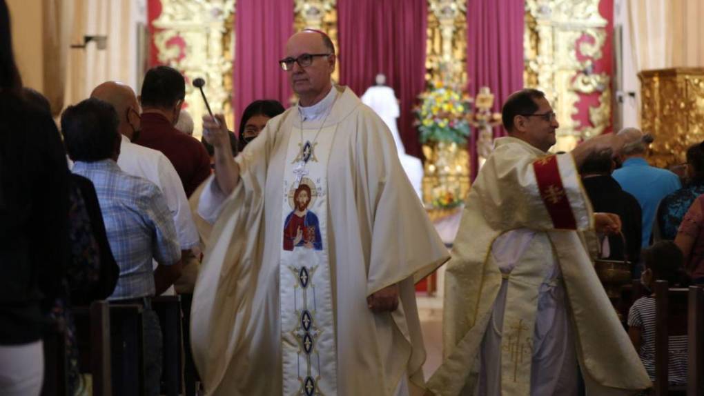 Con devoción y fe capitalinos asisten a la misa del Domingo de Resurrección