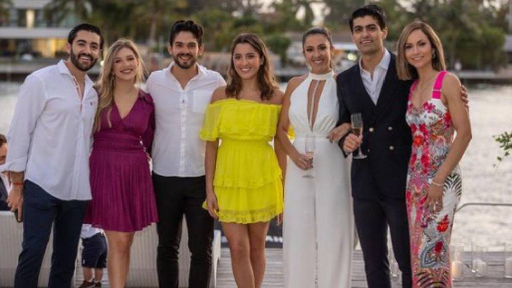 Las imágenes que dejó el compromiso entre Maity Interiano y Anuar Zidán