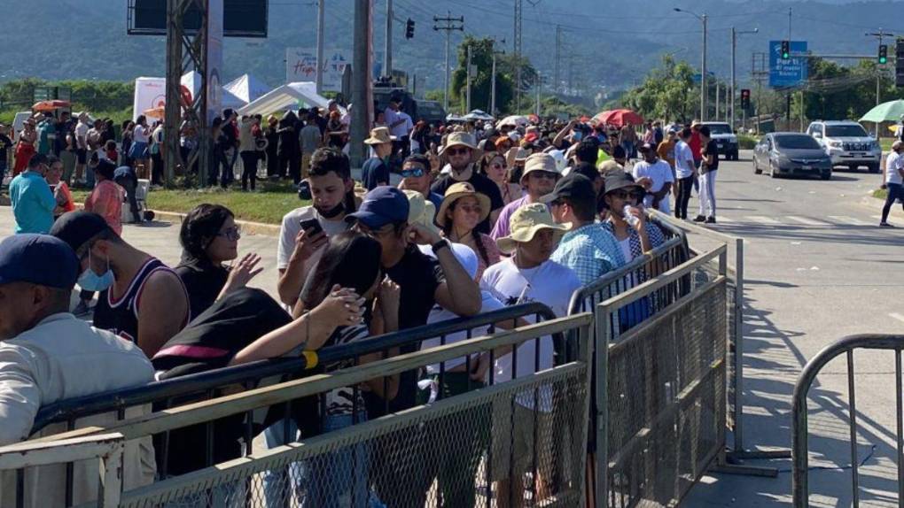 Tráfico interminable, curiosos rótulos y masiva asistencia: imágenes del concierto de Bad Bunny en Honduras