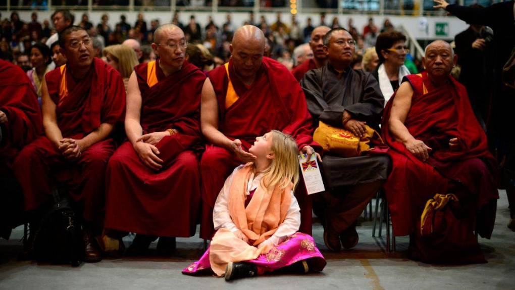 Las polémicas detrás del Dalai Lama: de besar a un niño a solicitar una sucesora “atractiva”
