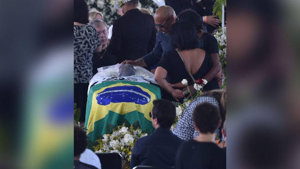Llanto, conmoción y personalidades: las imágenes del funeral de Pelé en Brasil