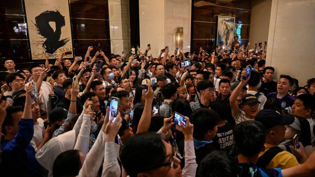 Fervor y alegría: chinos enloquecen por la llegada de Messi para un amistoso