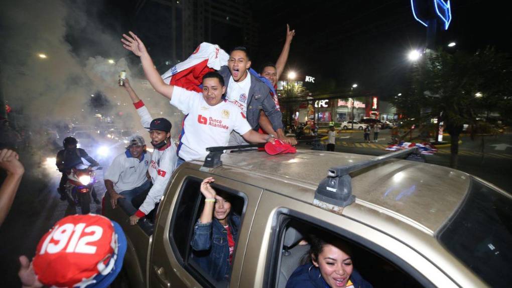 ¡Fiesta tricolor! Así celebró la afición del Olimpia la conquista de la copa 35