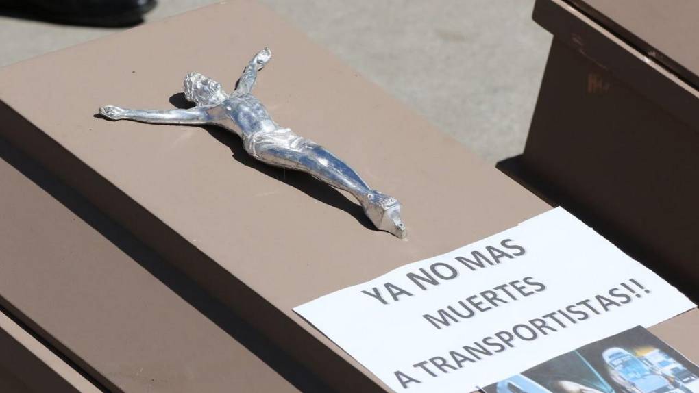 “Ya no más muertes”: Cansados de la extorsión transportistas protestan en calles de la capital