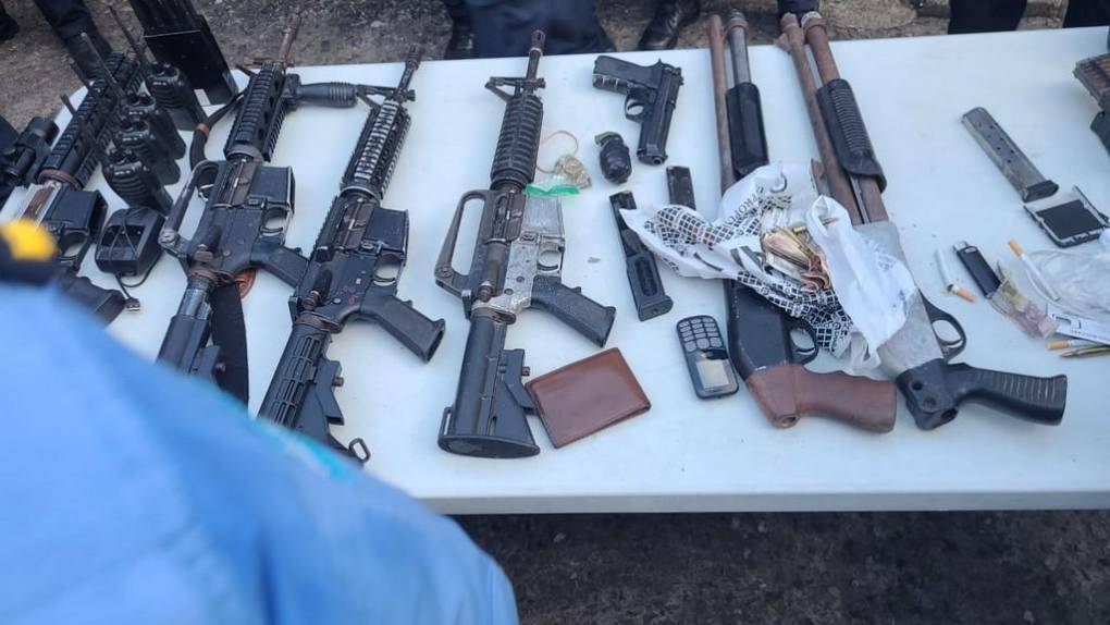 Ocho detenidos, indumentaria policial y armas de grueso calibre: así fue la operación realizada en la capital