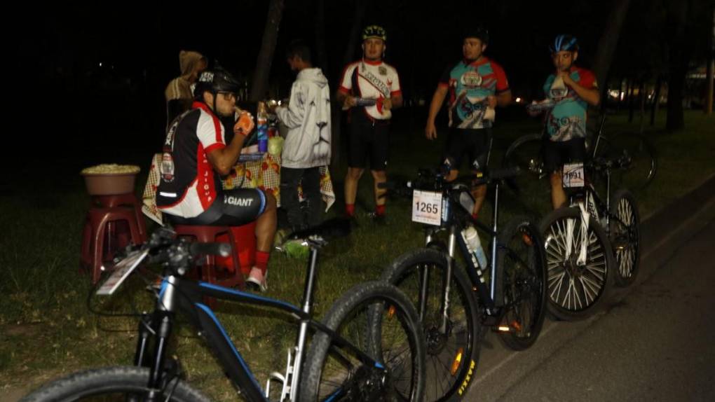 Grandes y chicos madrugan para disfrutar la Vuelta Ciclística de El Heraldo