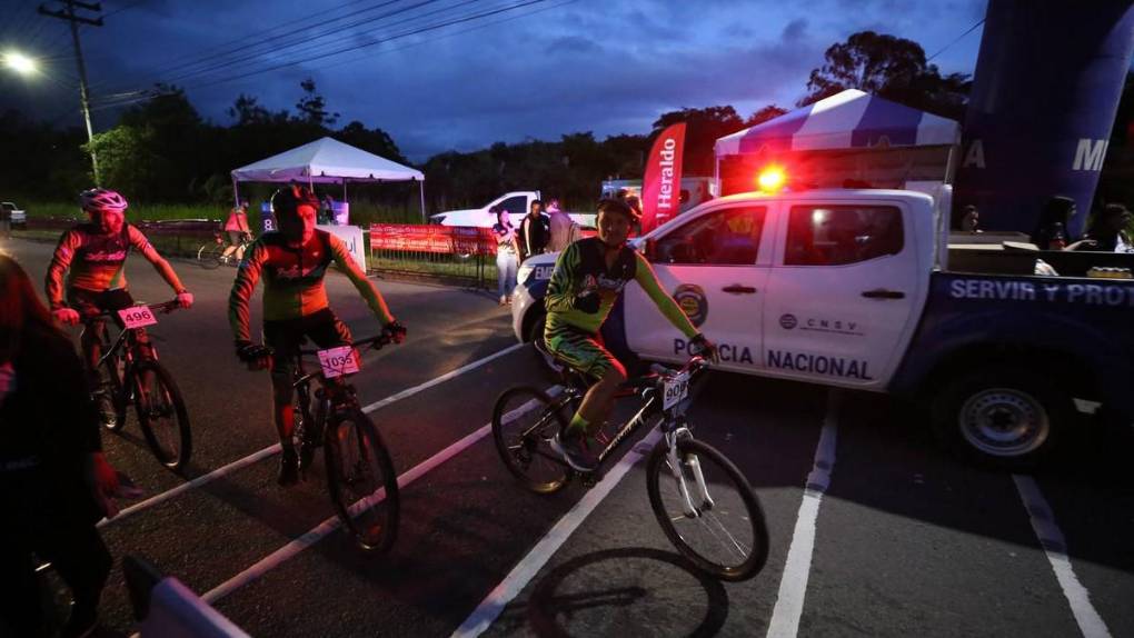Grandes y chicos madrugan para disfrutar la Vuelta Ciclística de El Heraldo