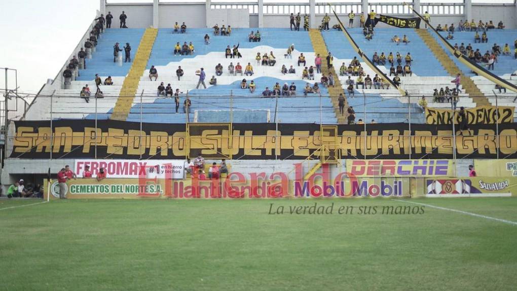 Incondicional apoyo de la barra aurinegra llena de euforia el Estadio Morazán