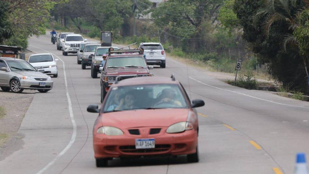 En caravana retornan veraneantes a la capital tras feriado de Semana Santa