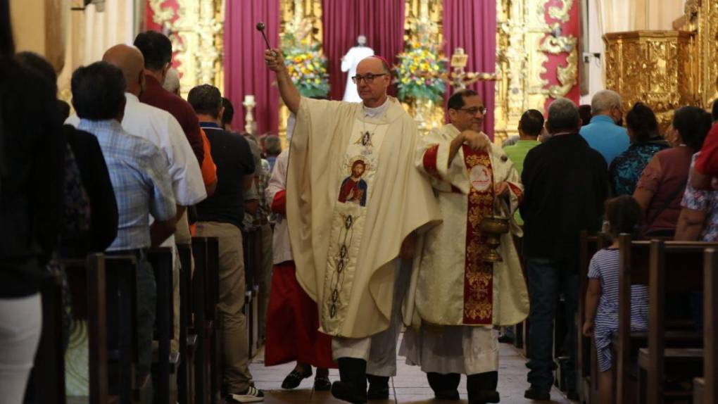 Con devoción y fe capitalinos asisten a la misa del Domingo de Resurrección