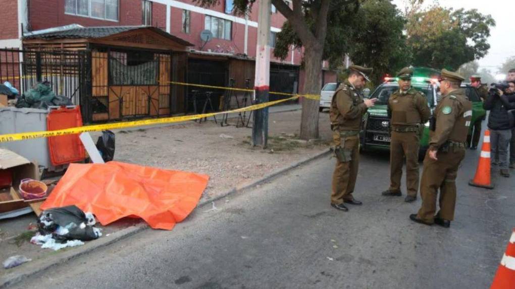 Joven apuñaló 100 veces y descuartizó a su padrastro; su madre lo entregó a la policía