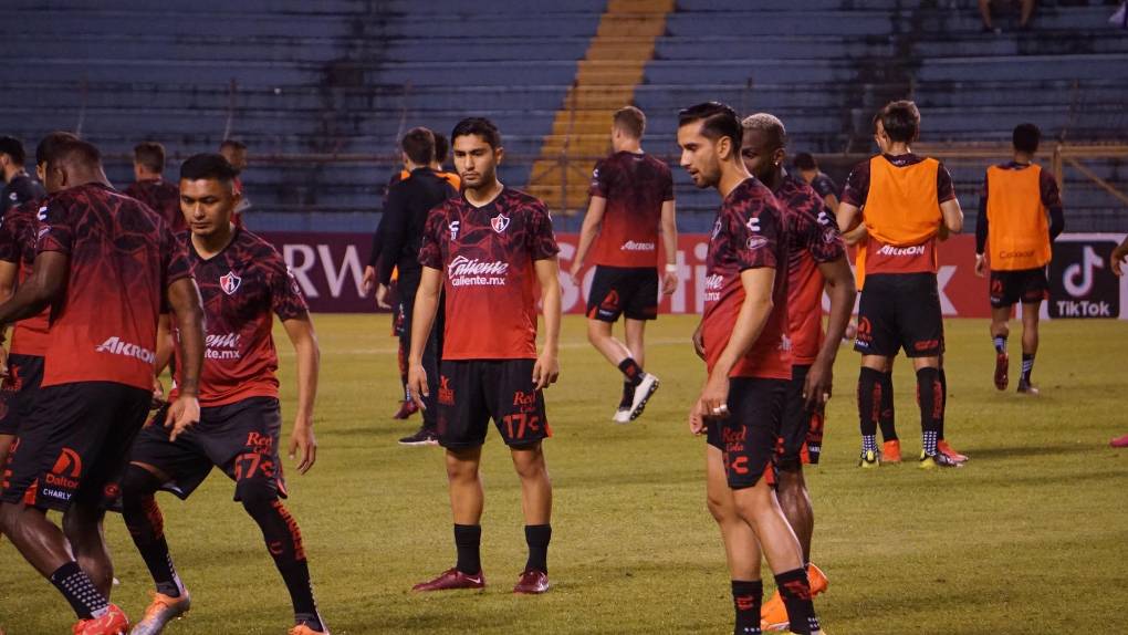 Bellas mujeres y un ambiente feroz: así la pasa la afición olimpista dentro del Olímpico