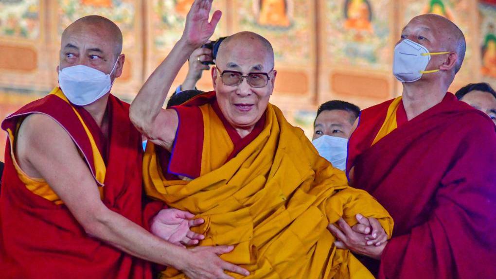 Las polémicas detrás del Dalai Lama: de besar a un niño a solicitar una sucesora “atractiva”