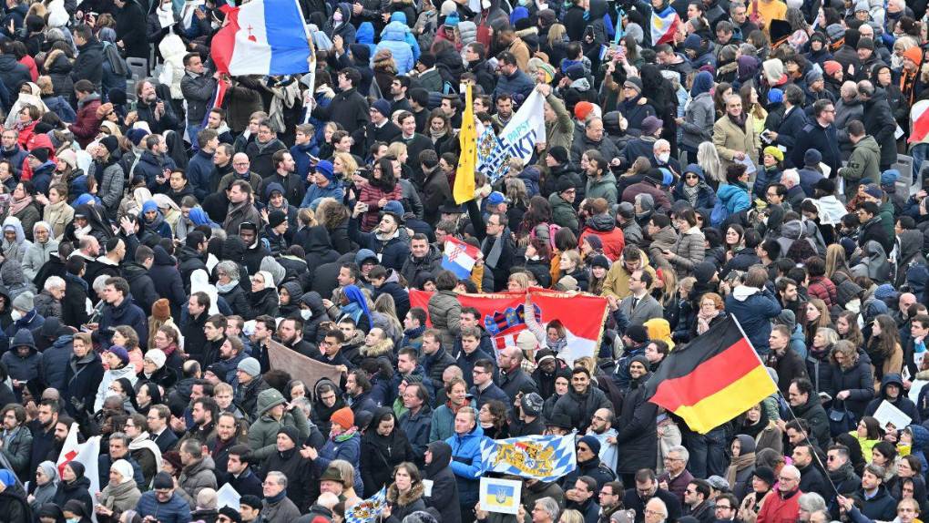 Con solemne y multitudinario funeral despiden al papa Benedicto XVI
