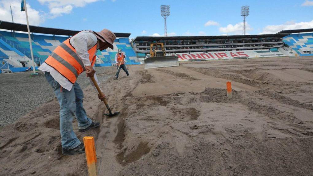 Así avanzan los trabajos de cambio de césped en el Estadio Nacional en su recta final