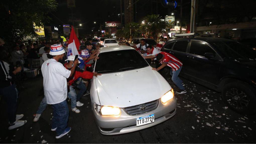 ¡Fiesta tricolor! Así celebró la afición del Olimpia la conquista de la copa 35