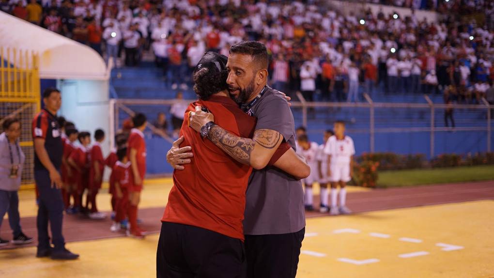 Bellas mujeres y un ambiente feroz: así la pasa la afición olimpista dentro del Olímpico