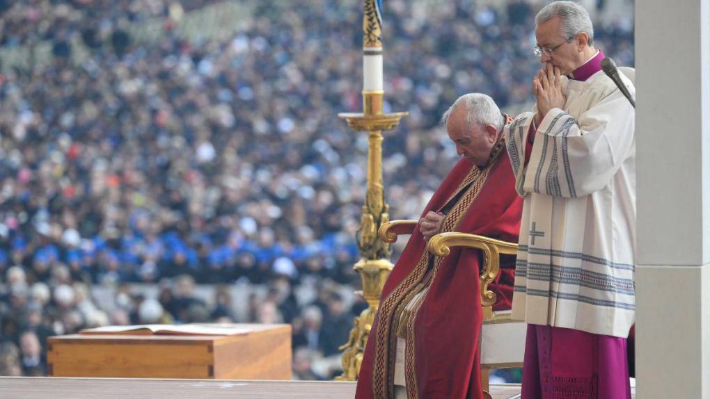 Con solemne y multitudinario funeral despiden al papa Benedicto XVI