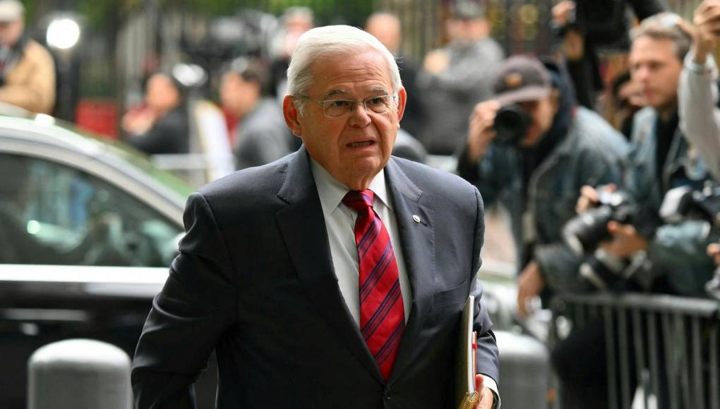 Lingotes de oro, dinero y carros: lo que el senador Bob Menéndez recibió de empresarios