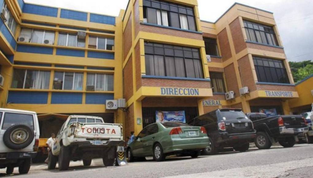 Cuartos de placer, oficina con bar y hasta caballos de lujo: los excéntricos lujos de algunos funcionarios