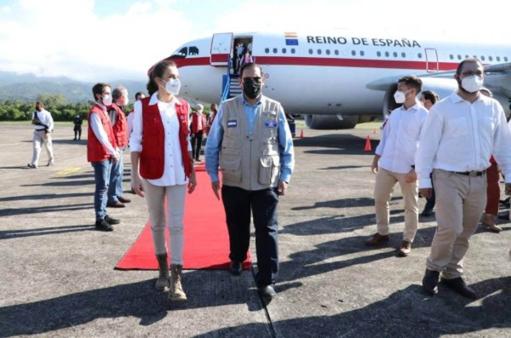 La bienvenida a la reina Letizia antes de visitar zonas devastadas (FOTOS)