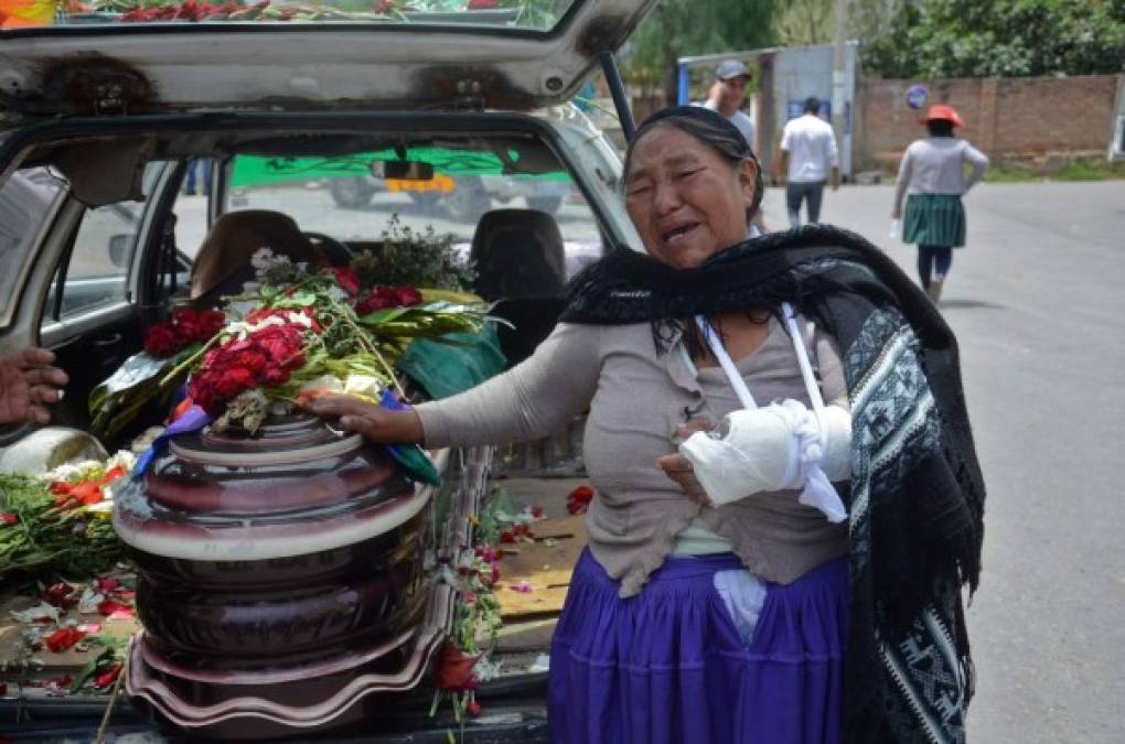 Bolivianos desafían al gobierno interino tras la muerte de cinco campesinos