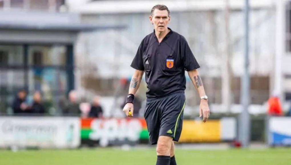 Árbitro expulsó a cuatro, añadió 15 minutos y al final celebró con los campeones