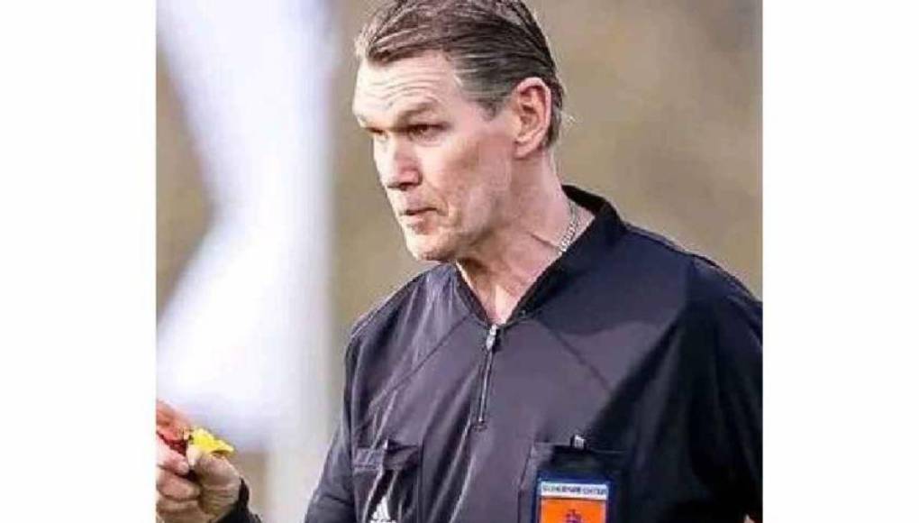 Árbitro expulsó a cuatro, añadió 15 minutos y al final celebró con los campeones