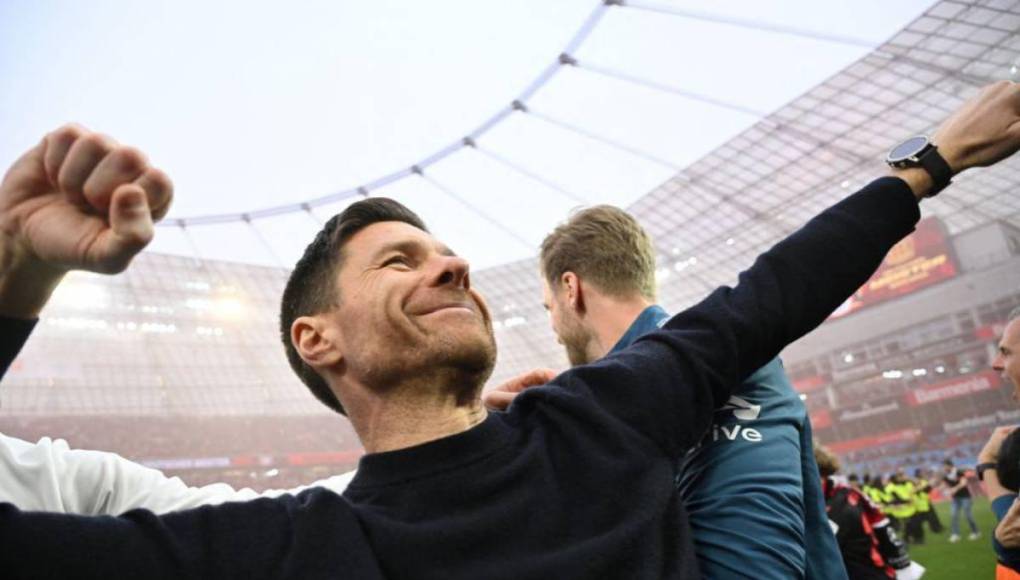 Xabi Alonso se emborracha, locura de afición de Leverkusen y festejo en el camerino