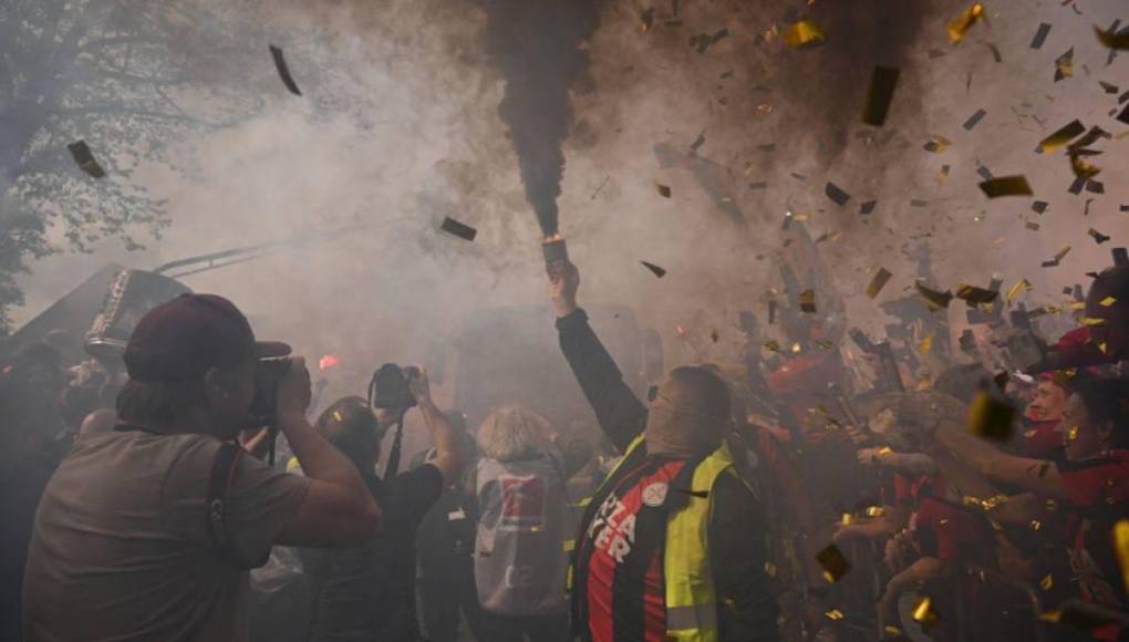 Xabi Alonso se emborracha, locura de afición de Leverkusen y festejo en el camerino