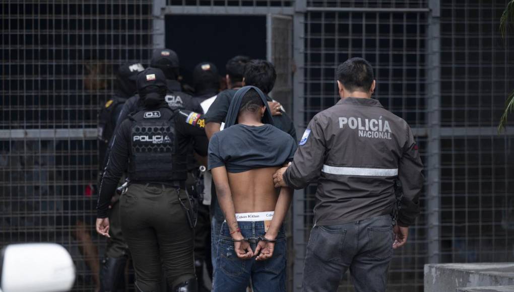 Al estilo de El Salvador, militares toman control de varias cárceles de Ecuador