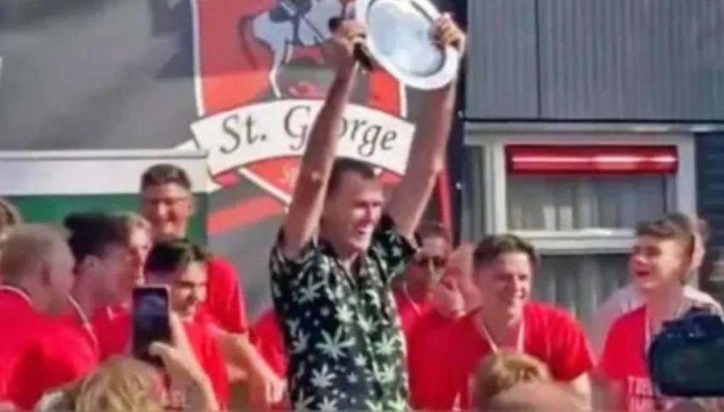 Árbitro expulsó a cuatro, añadió 15 minutos y al final celebró con los campeones