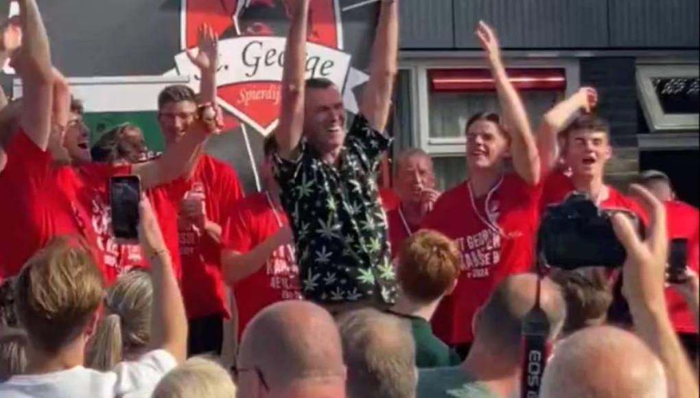 Árbitro expulsó a cuatro, añadió 15 minutos y al final celebró con los campeones