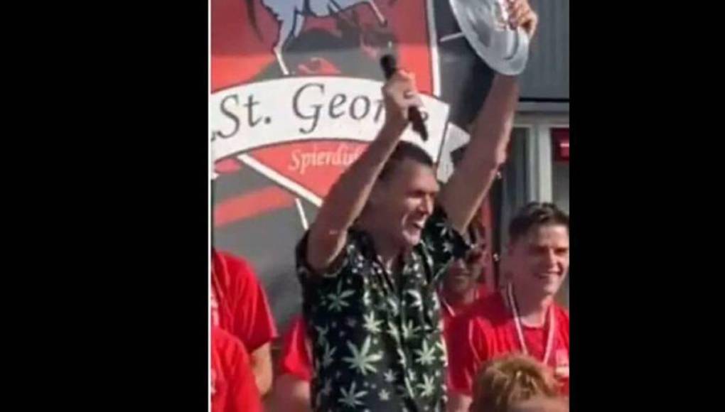 Árbitro expulsó a cuatro, añadió 15 minutos y al final celebró con los campeones