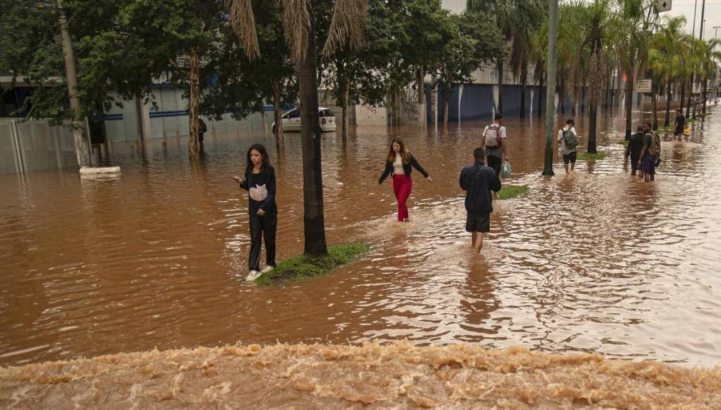 Rescates a contrarreloj en Brasil para contener tragedia por inundaciones