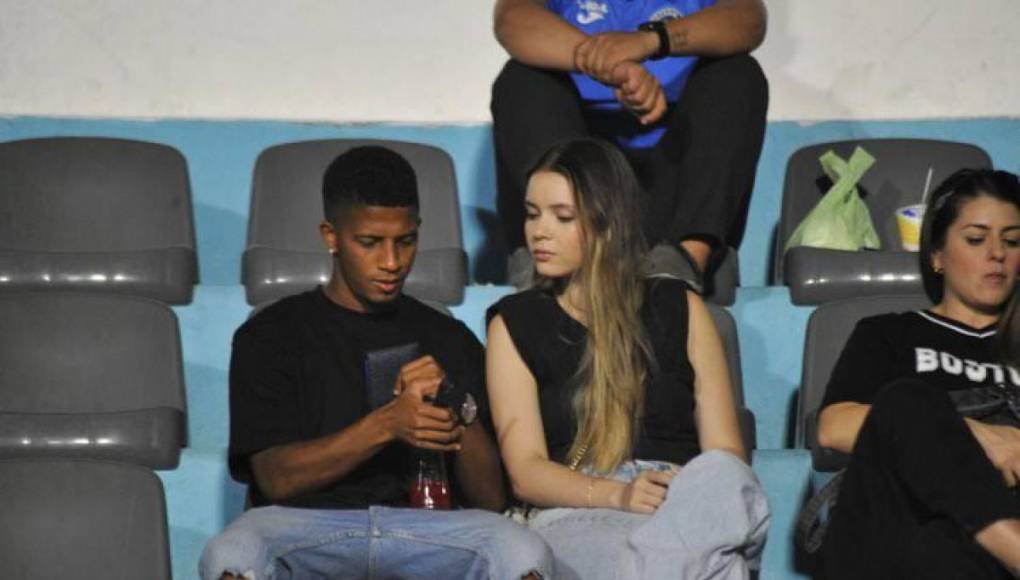 Bella novia de Auzmendi es vista en el Nacional y lo que ‘filtraron’ jugadores de Motagua