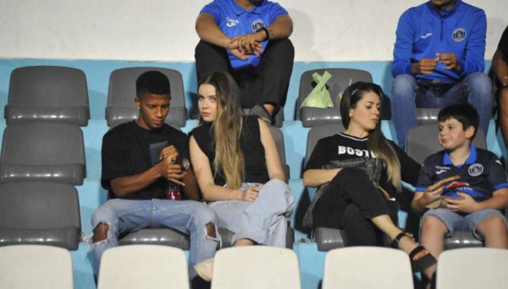 Bella novia de Auzmendi es vista en el Nacional y lo que ‘filtraron’ jugadores de Motagua