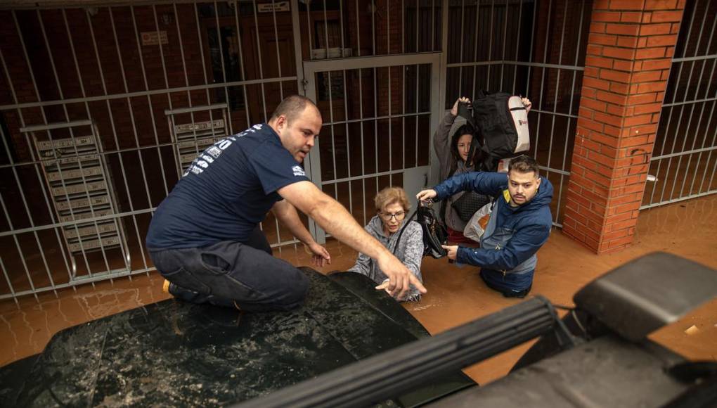 Rescates a contrarreloj en Brasil para contener tragedia por inundaciones