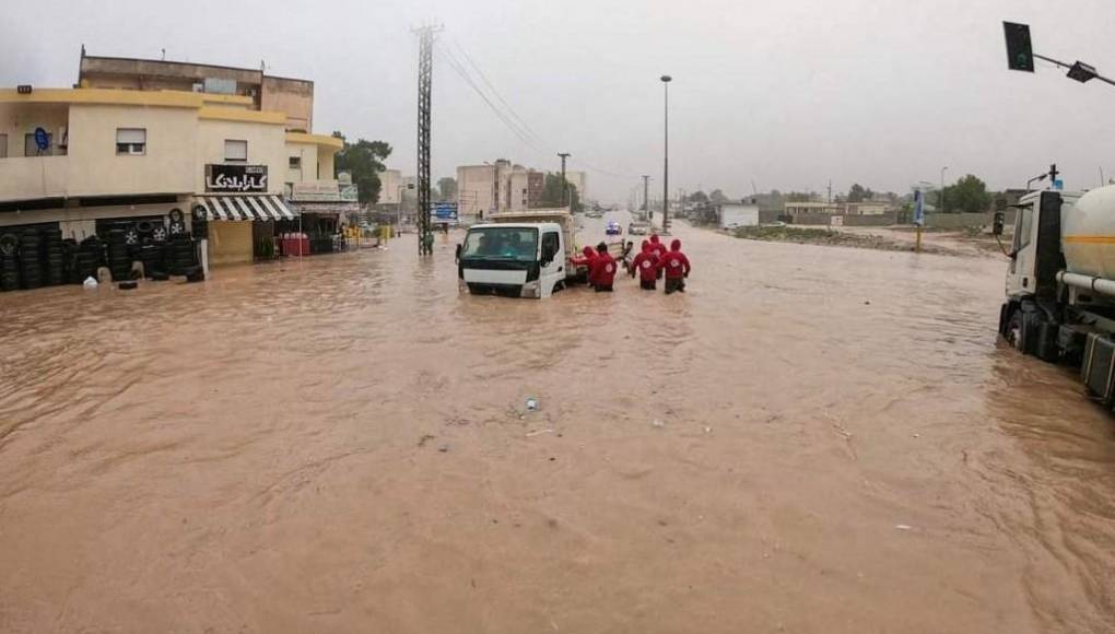 “Barrios enteros fueron arrastrados con todo y gente al mar”: miles de muertos en Libia por inundaciones