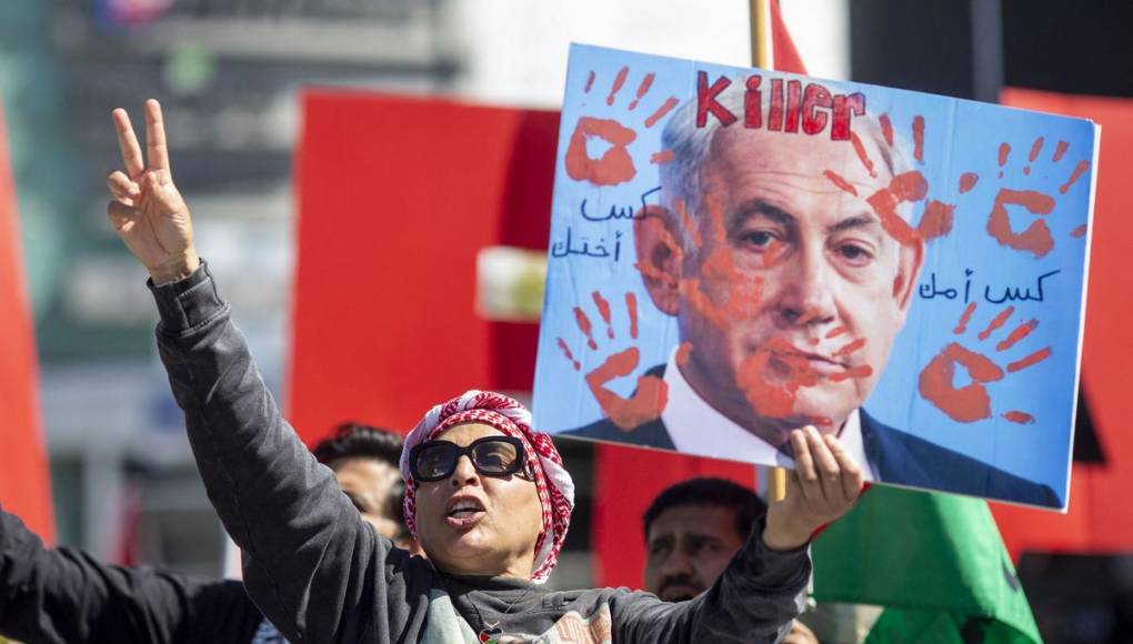 Piden por los niños en Palestina afuera del teatro Dolby de Los Ángeles