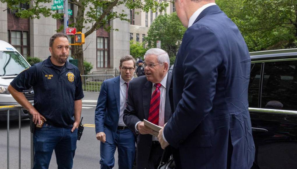 Lingotes de oro, dinero y carros: lo que el senador Bob Menéndez recibió de empresarios